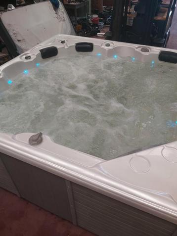 Jacuzzi  gratis geleverd en geplaatst  beschikbaar voor biedingen