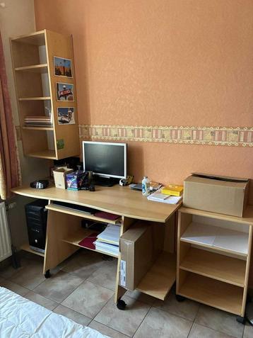 Bureau met bijhorende hangkast en kastje op wielen beschikbaar voor biedingen