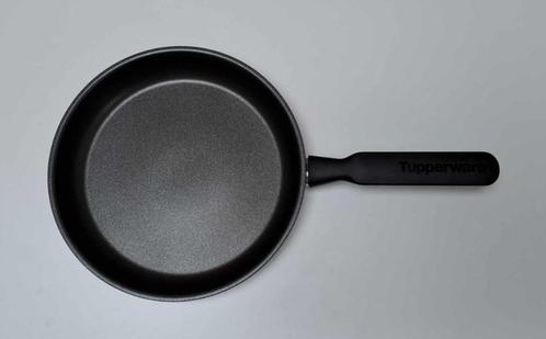 Tupperware « Universale Cookware » Steelpan - 24 cm, Huis en Inrichting, Keuken | Potten en Pannen, Nieuw, Koekenpan of Braadpan