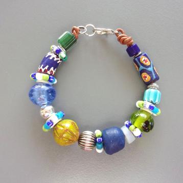 Heren- of damesarmband op leer met antieke ruilkralen beschikbaar voor biedingen