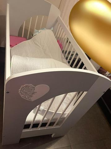 Lit bebe+commode avec table a langer+matelas+protege matelas, Enfants & Bébés, Enlèvement, Utilisé, Garçon ou Fille