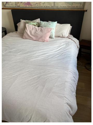 Gray fabric bed frame and mattress, Gris, Queen size, Enlèvement, Utilisé