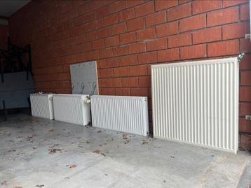 4 Chauffages / radiators te koop inclusief ophanging beschikbaar voor biedingen