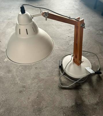 Witte tafel-lamp uit hout.