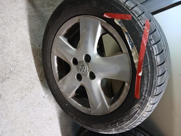 A vendre 4 jantes alu 15 pcs Toyota Yaris pneus 185/60/15, Autos : Pièces & Accessoires, Pneus & Jantes, Pneu(s), Pneus été, 15 pouces
