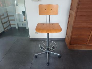 Vintage tekenstoel. beschikbaar voor biedingen