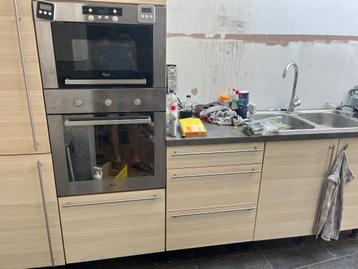 Keuken met enkele toestellen beschikbaar voor biedingen