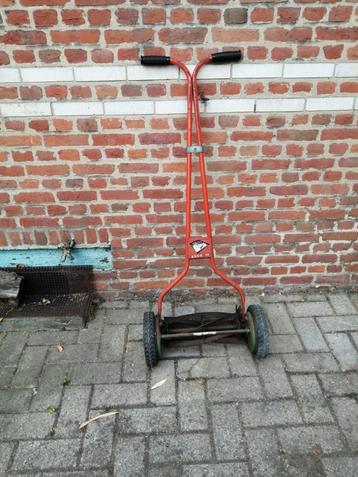 Vintage hand grasmaaier beschikbaar voor biedingen