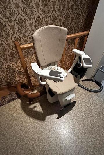 Traplift Thyssenkrupp isgst, 2 afstandsbedieningen. beschikbaar voor biedingen