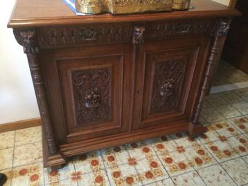 Gesneden eikenhouten dressoir beschikbaar voor biedingen