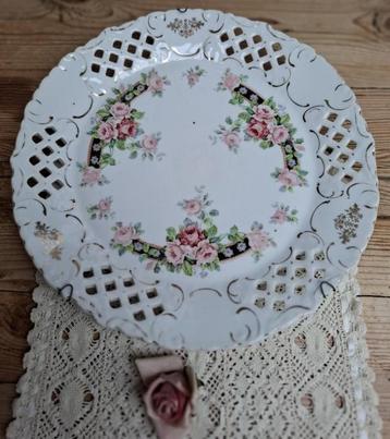 Prachtig oud groot opengewerkt wandbord, roze roosjes beschikbaar voor biedingen