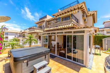 Mediterrane hoekwoningin een mooie woonwijk in Villamartín beschikbaar voor biedingen