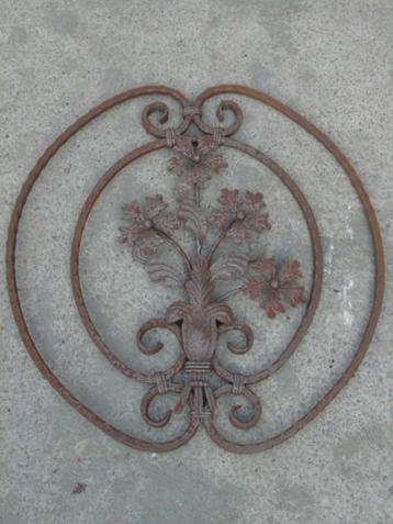 Halfrond smeedijzeren fronton voor wandmontage, 4 bloemen beschikbaar voor biedingen