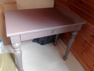 LAPTOP tafeltje beschikbaar voor biedingen