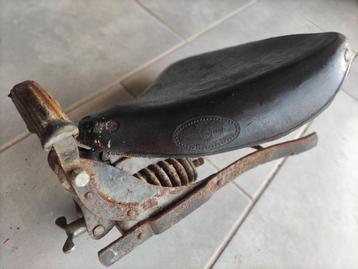 Vieux réservoirs x2 et selle et sacoche moto