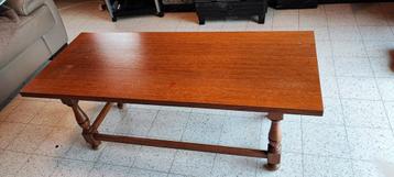 Antieke houten salontafel beschikbaar voor biedingen