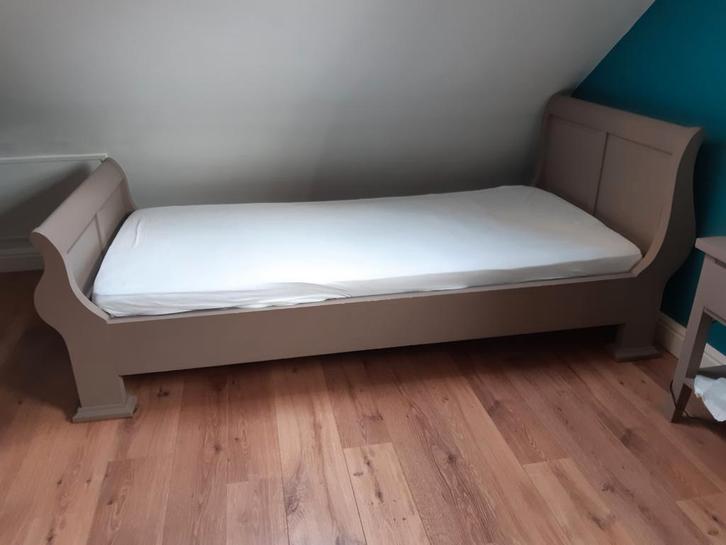 zeer mooi en degelijk eiken eenpersoonsbed, Kinderen en Baby's, Kinderkamer | Bedden, Matras, Ophalen