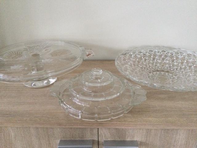 Vintage taartschotel op voet, fruitschaal en hapjestoren., Huis en Inrichting, Keuken | Servies, Nieuw, Overige typen, Overige stijlen