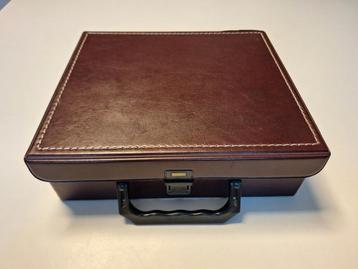 Vintage muziekcassete opbergkoffer voor 24 cassettes bruin beschikbaar voor biedingen