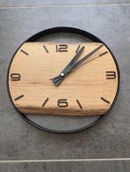 Aanpasbare wandklok van 30 cm van massief hout en metaal, Ophalen of Verzenden, Nieuw, Analoog, Wandklok