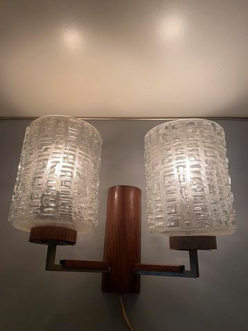 Vintage - Retro wandlamp ( glazen lampenkappen ).