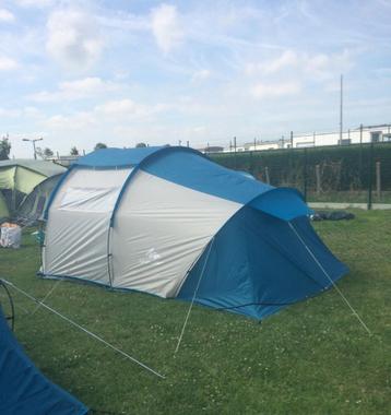 Quechua familietent + 2 personen opblaasbare matras beschikbaar voor biedingen