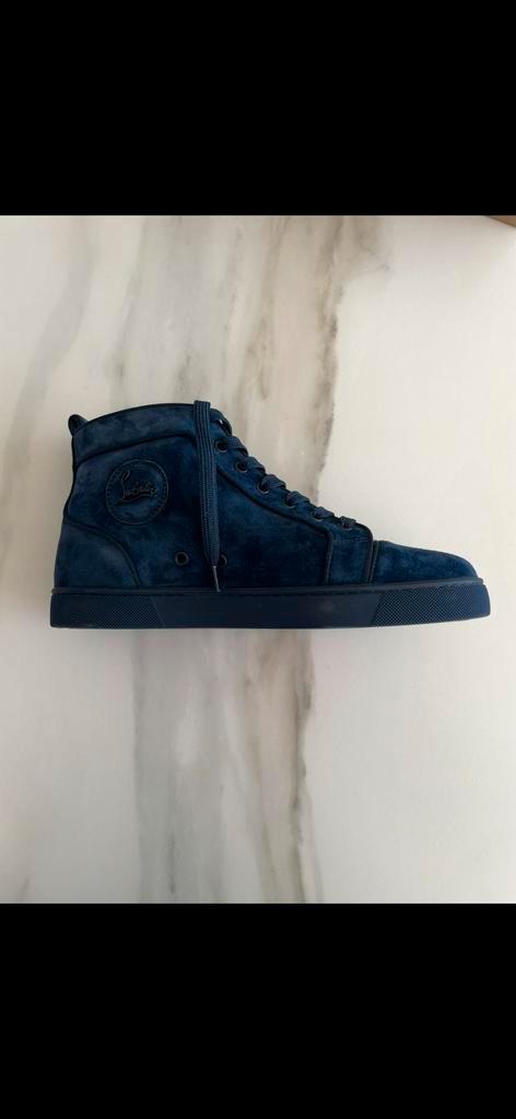 Christian Louboutin Louis Orlato Navy Suède – maat 41,5, Kleding | Heren, Schoenen, Zo goed als nieuw, Sneakers, Blauw, Ophalen