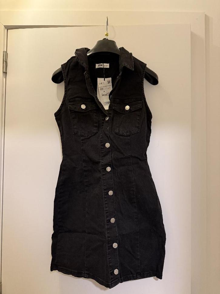 MET PRIJSKAARTJE! Zwart denim kleedje van Zara – maat XS, Kleding | Dames, Jurken, Nieuw, Maat 34 (XS) of kleiner, Zwart, Ophalen of Verzenden