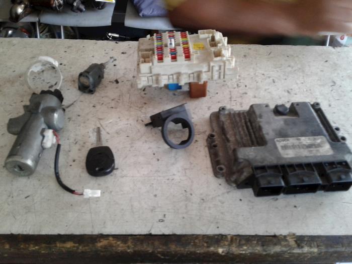 Slotenset van een Nissan Primera, Auto-onderdelen, Carrosserie, Nissan, Gebruikt, 3 maanden garantie, Ophalen of Verzenden