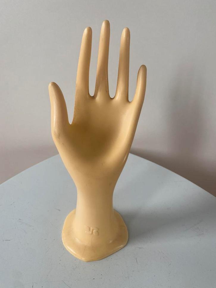 Vintage celluloid hand, Yves Rocher ringmeter, Antiek en Kunst, Kunst | Designobjecten