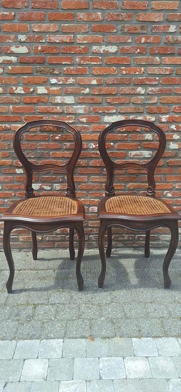 Antieke stoelen beschikbaar voor biedingen