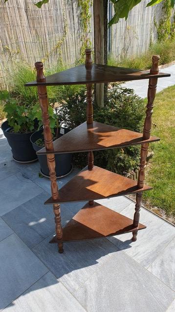 Mooie hoek étagère  beschikbaar voor biedingen