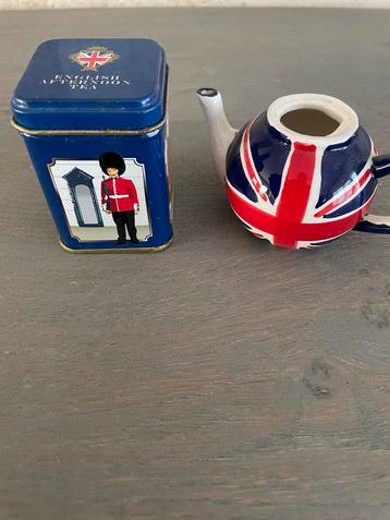 Miniatuur thee blikje met miniatuur thee potje uit Londen