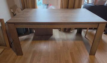 Tafel  beschikbaar voor biedingen