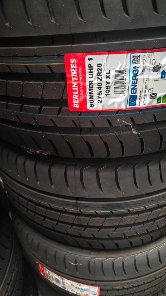 275/40r20 106y 100€ per stuk met plaatsen 27540r20 27540 r20, Auto diversen, Autosport-onderdelen, Nieuw, Ophalen of Verzenden