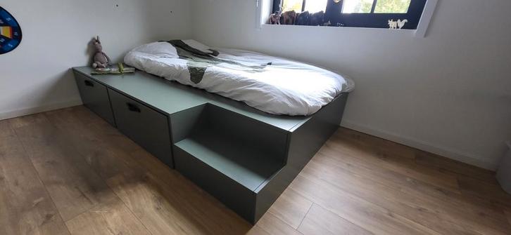 Hip kinderbed met opbergschuiven, Kinderen en Baby's, Kinderkamer | Bedden, Zo goed als nieuw, Lattenbodem, Matras, Ophalen