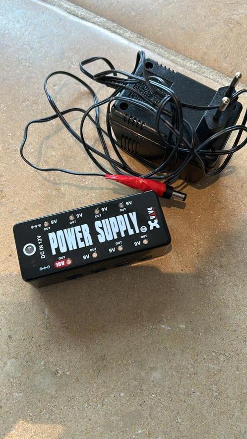 Xvive en 15 V, 2 x Power supply - Gitaarpedalen, Hobby en Vrije tijd, Elektronica-componenten, Zo goed als nieuw, Ophalen of Verzenden