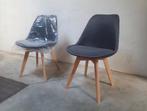 Design Stoel Grijs met Houten onderstel NIEUW!! 2 Stuks, Huis en Inrichting, Stoelen, Twee, Design, Nieuw, Ophalen of Verzenden