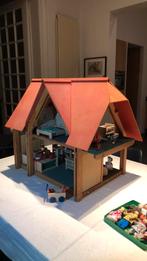 Poppenhuis met popjes en meubeltjes, Ophalen, Gebruikt, Hout