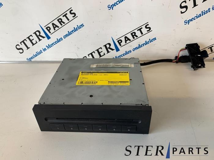Changeur de CD d'un Mercedes E-Klasse, Autos : Pièces & Accessoires, Électronique & Câbles, Mercedes-Benz, Utilisé, 3 mois de garantie