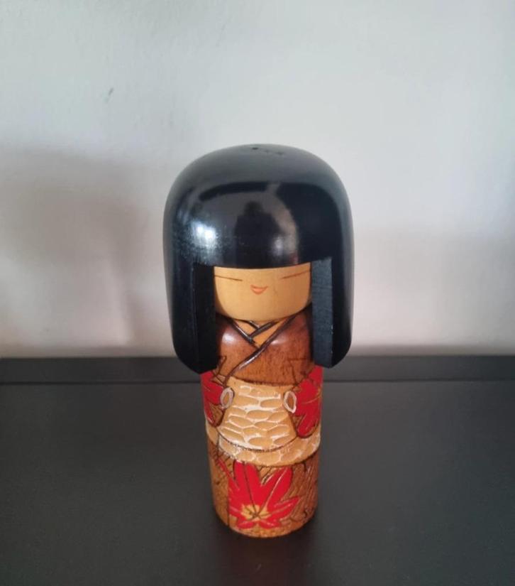 Mooie Autumn Leaves Kokeshi van Kisaku, Antiek en Kunst, Kunst | Beelden en Houtsnijwerken, Verzenden