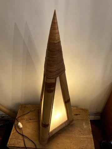 vintage rotan lamp beschikbaar voor biedingen
