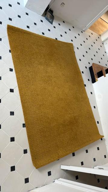 Tapis jaune moutarde beschikbaar voor biedingen