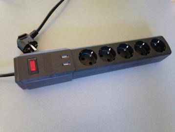 Stekkerdoos met 2 usb aansluitingen en 5 stopcontacten  beschikbaar voor biedingen