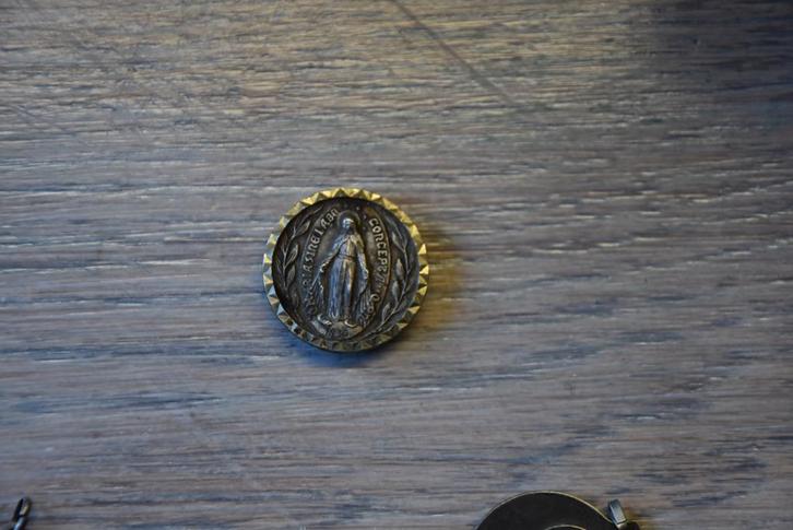 magneetmedaille  Maria Onbevlekt, Verzamelen, Religie, Gebruikt, Christendom | Katholiek, Overige typen, Verzenden