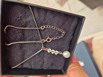 Zilveren ketting met vertical Zirconia en parel hangertje  beschikbaar voor biedingen