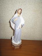 collection de statues de Marie, statues de saints, croix, Enlèvement