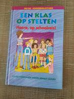 Een klas op stelten "Hoera op schoolreis!", Ophalen of Verzenden, Zo goed als nieuw