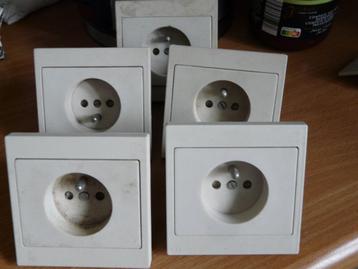 Gerecupereerde stopcontacten, plaatjes, afdekramen, blindpl. beschikbaar voor biedingen