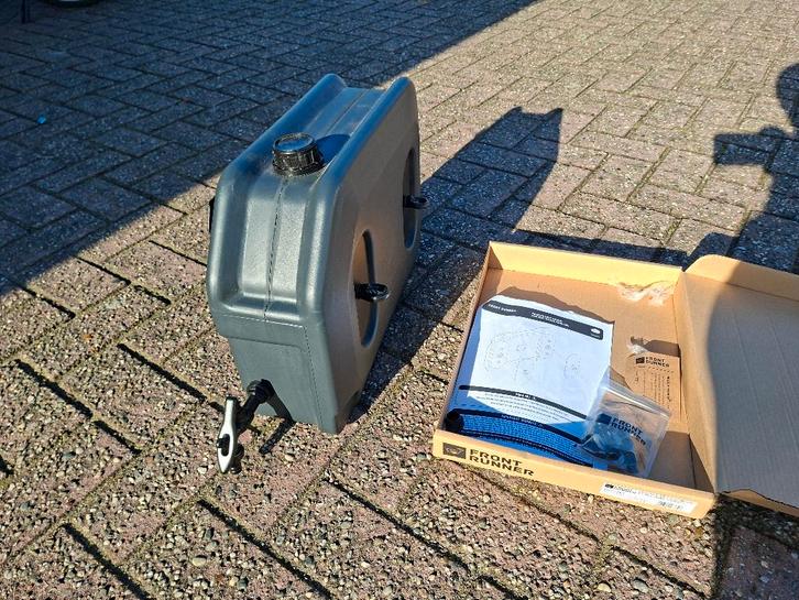 Frontrunner Pro 20L watertank met kraan en montagebeugel, Auto diversen, Aanhangers en Bagagewagens, Nieuw, Ophalen of Verzenden